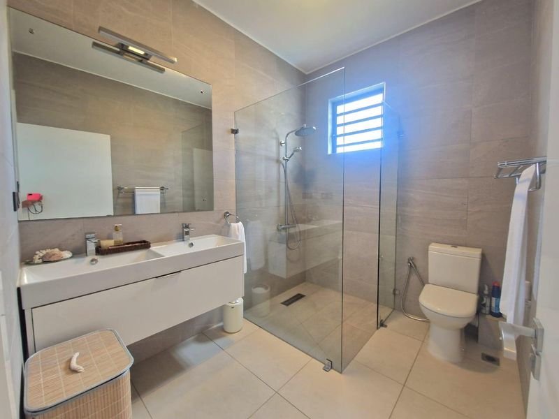 Sea-View Penthouse with Private Rooftop – Tamarin, West Coast Mauritius - Photo 8