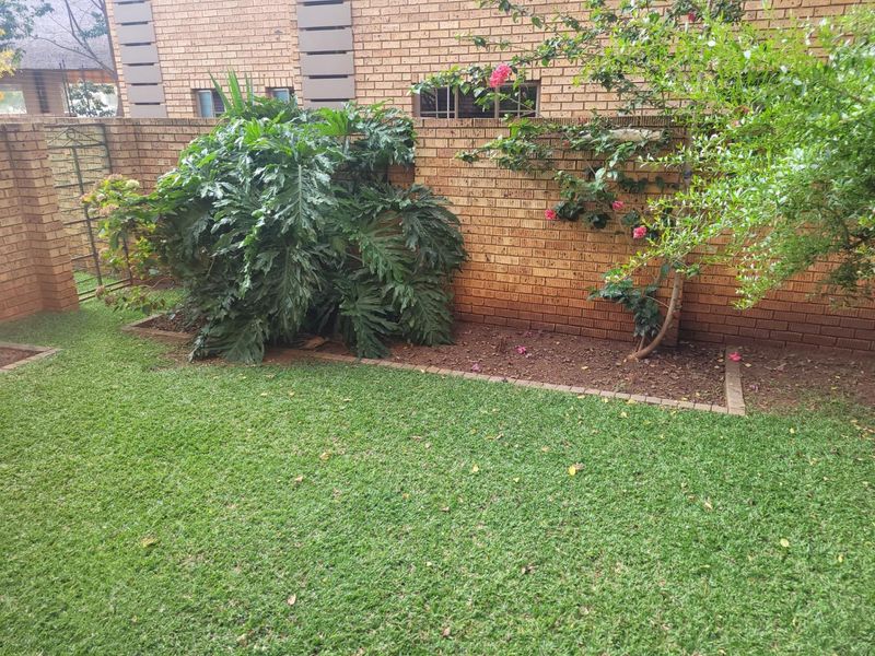 SECURE WITH PRIVATE GARDEN - Photo 10