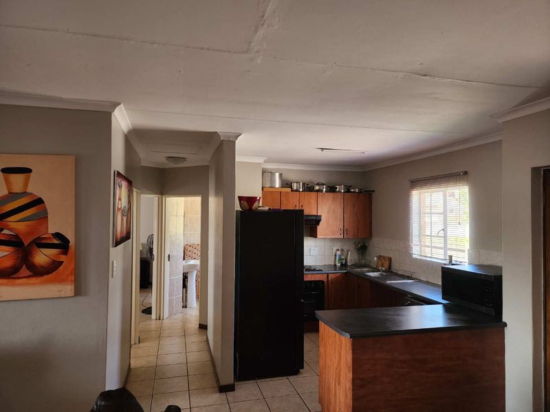 Two Bedroom Apartment In Sought After Complex - Photo 5