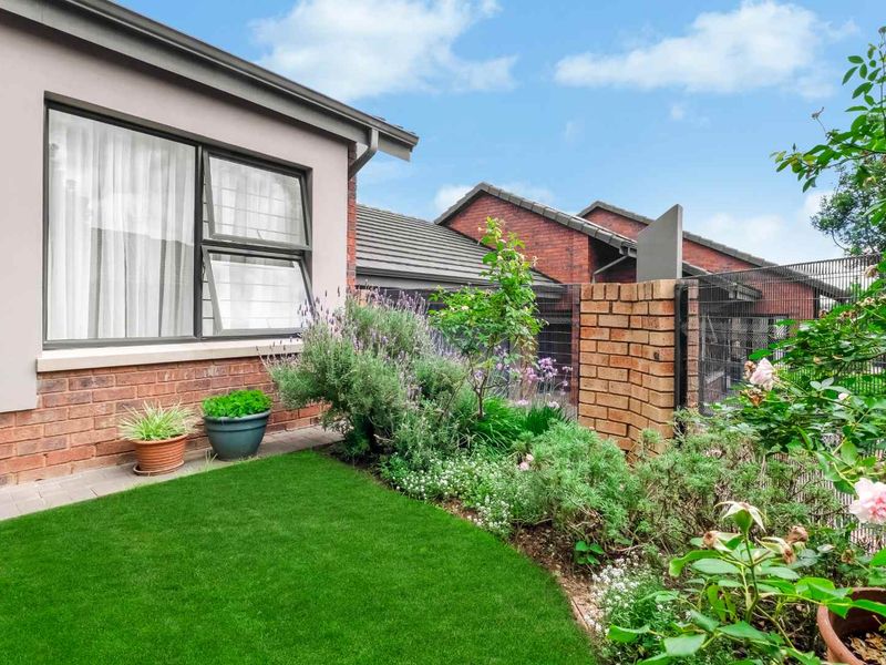 SINGLE-LEVEL LIVING IN THE SECURE CELEBRATION RETIREMENT VILLAGE - THIS CAN BE YOUR NEXT HAPPY PLACE - Photo 2