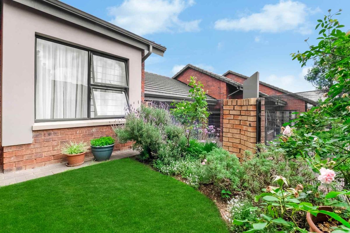 SINGLE-LEVEL LIVING IN THE SECURE CELEBRATION RETIREMENT VILLAGE - THIS CAN BE YOUR NEXT HAPPY PLACE - Photo 2