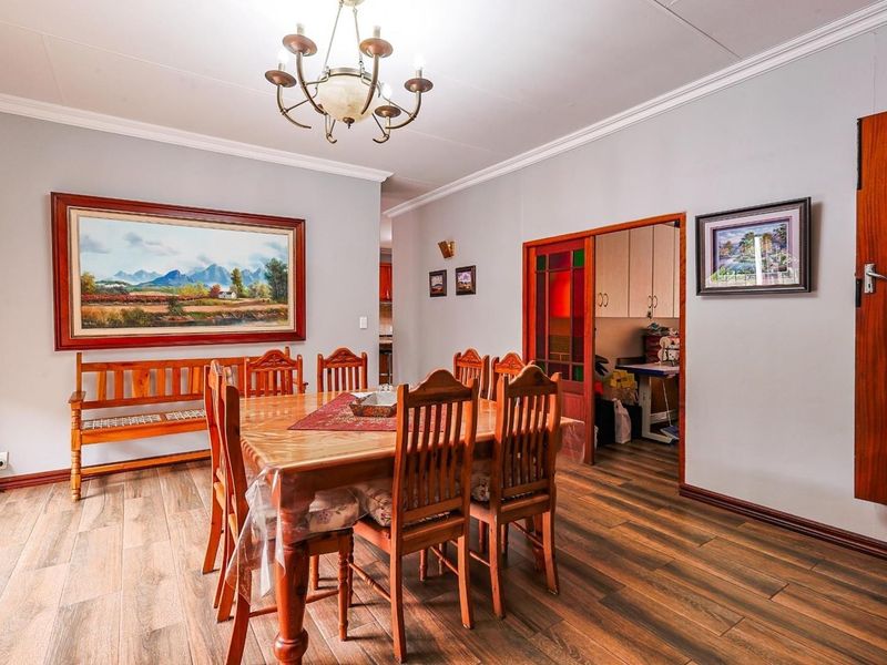 FOUR BEDROOM FAMILY HOME WITH TIMELESS CHARM IN MORELETA PARK - Photo 9