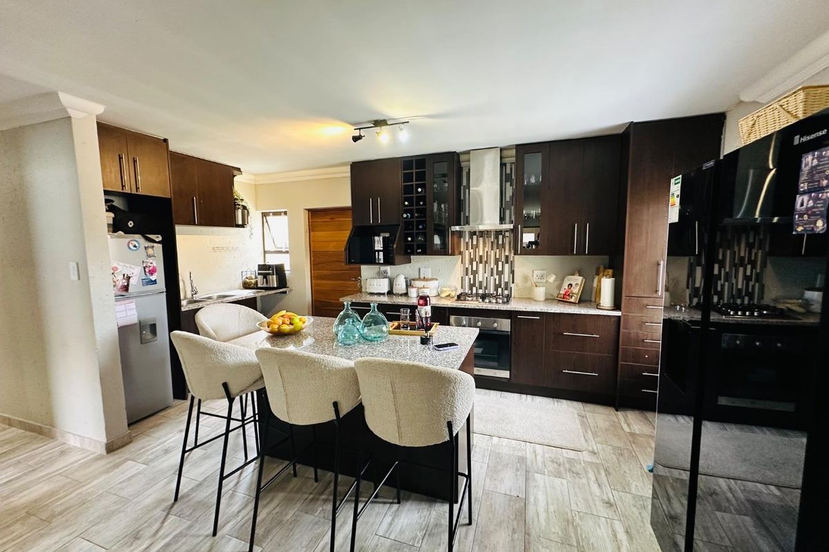 A MODERN HOUSE - Photo 5