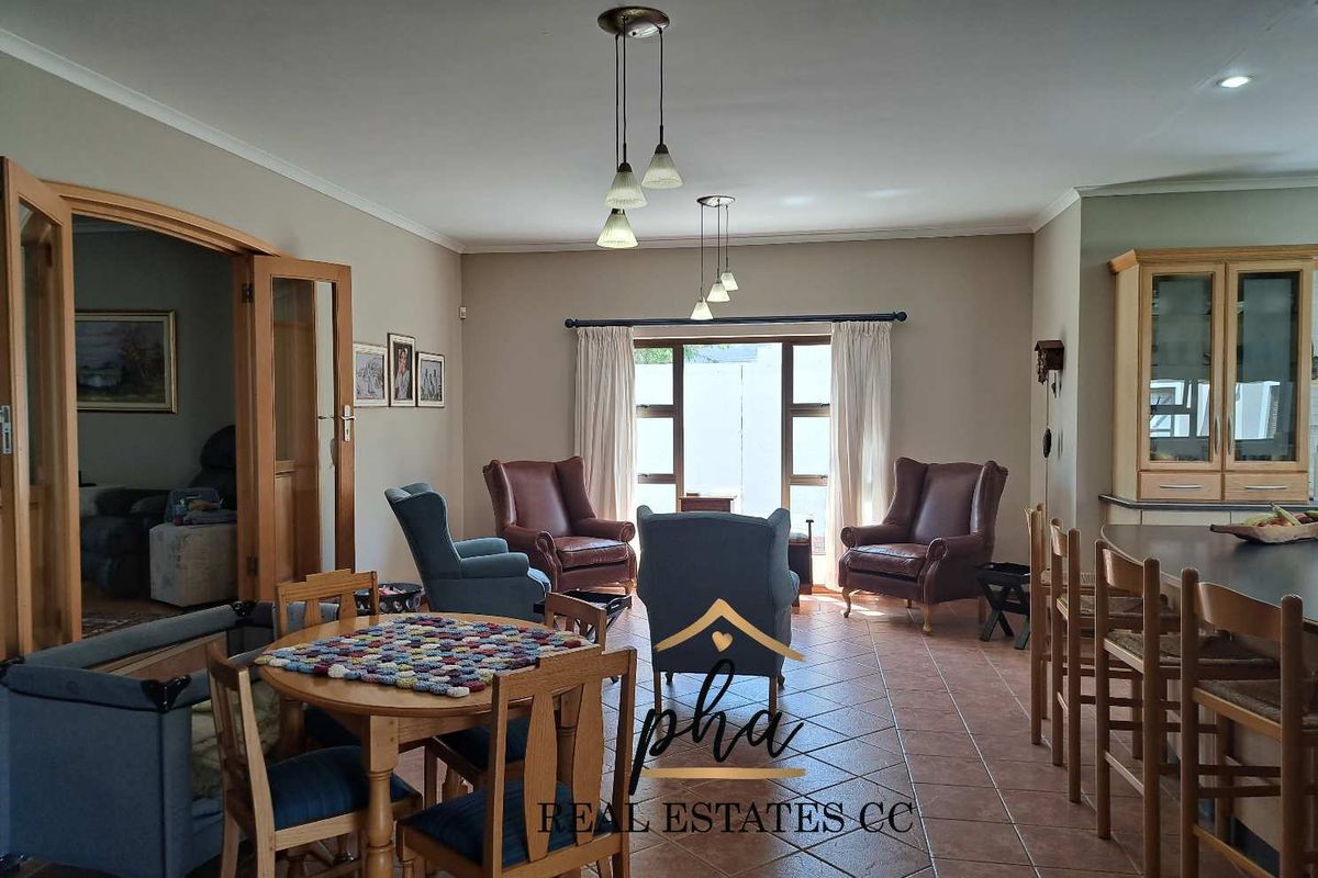Spacious 4 bedr family home with huge entertainment area for sale in Walvis Bay for N$5 250 000.00 - Photo 5