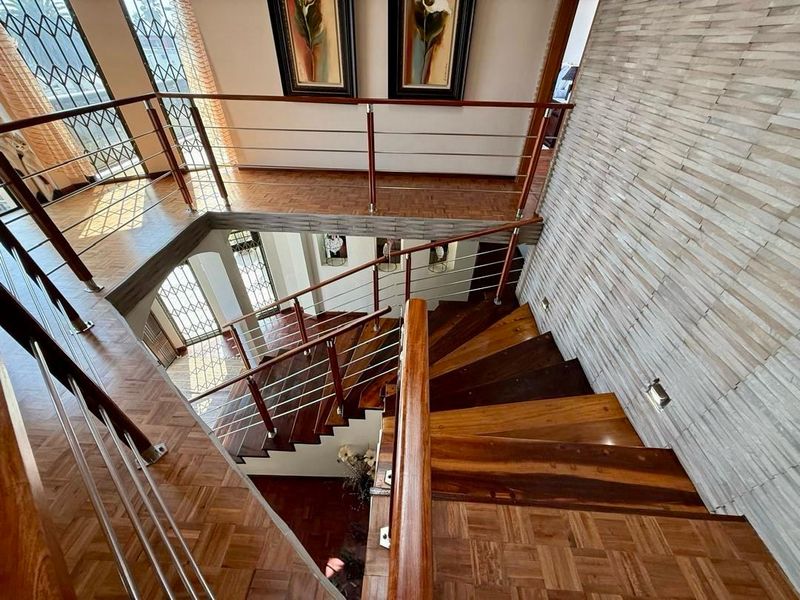 FOR SALE- 5 BEDROOM HOUSE WITH SEA VIEW HOUSE IN CENTRAL SWAKOPMUND, NAMIBIA - Photo 9