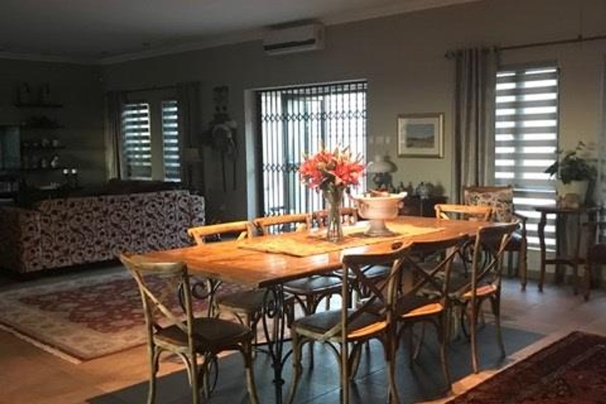 Luxurious Family Home with Pool, Flat & Triple Garage! - Photo 5