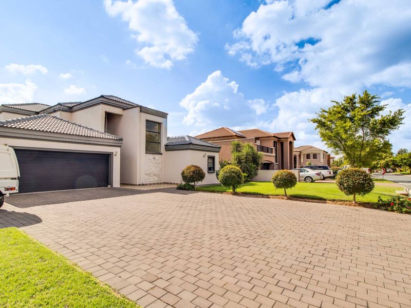 Architectural Masterpiece on the Golf Fairway – This is more than a home—it’s a Statement!!! - Photo 2