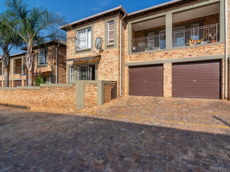 Modern 3-bedroom duplex townhouse with scenic balcony views - Photo 1