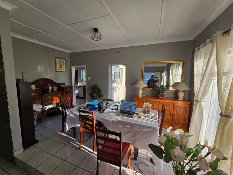 Spacious Living Awaits: 3 Beds, Open Plan, & Massive Backyard! - Photo 6