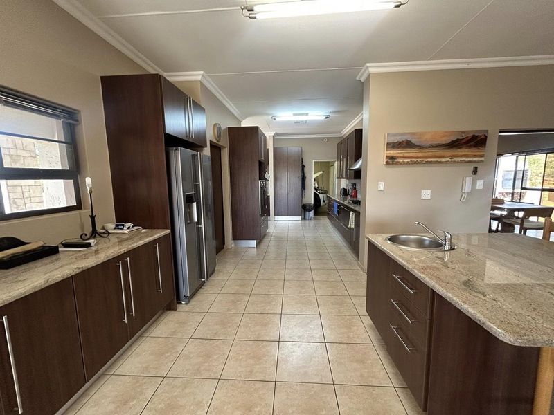 A well-maintained 4-bedroom home, surrounded by nature, offering comfortable estate living just outside the city. - Photo 5