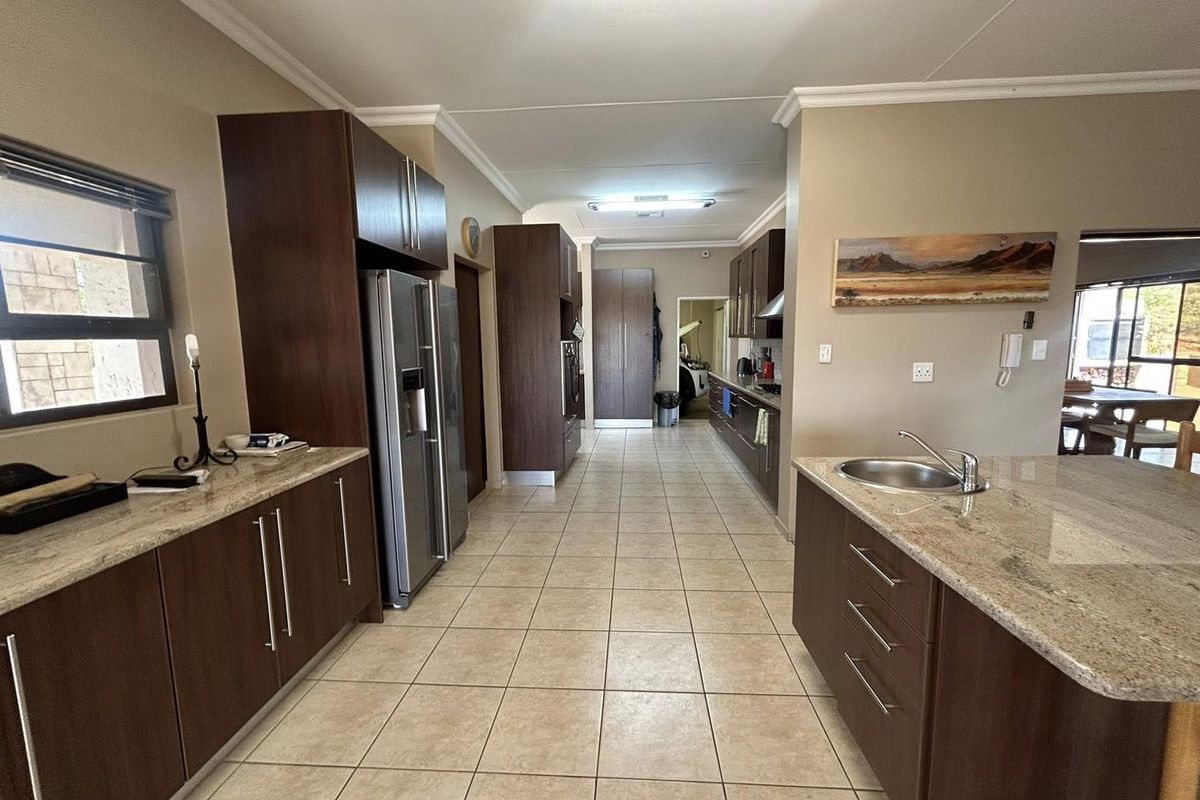 A well-maintained 4-bedroom home, surrounded by nature, offering comfortable estate living just outside the city. - Photo 5