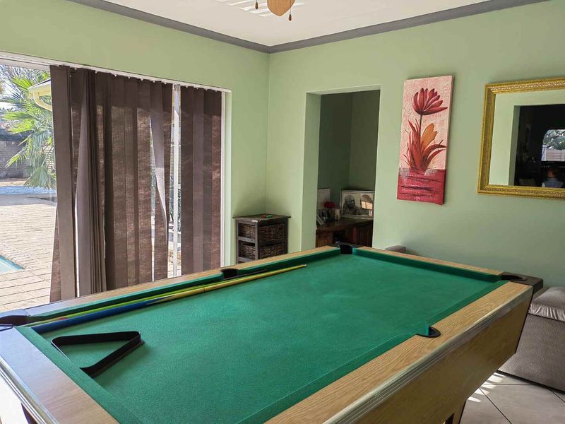 Where Modern Style Meets Family Comfort - Photo 8