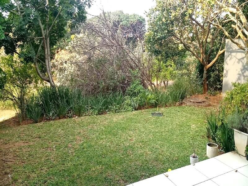 Coastal Estate Townhouse with Garden - Photo 4