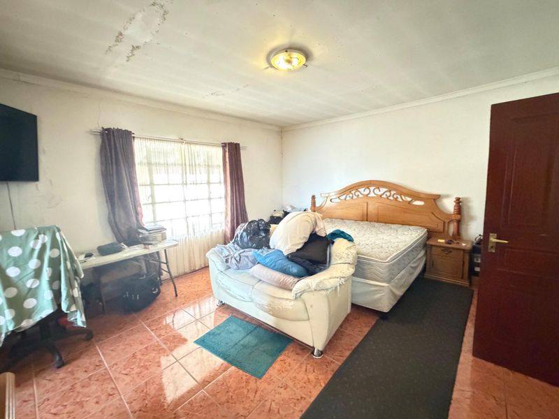 Spacious 5-Bed Family Home in Desirable Mackenzie Park - Photo 8