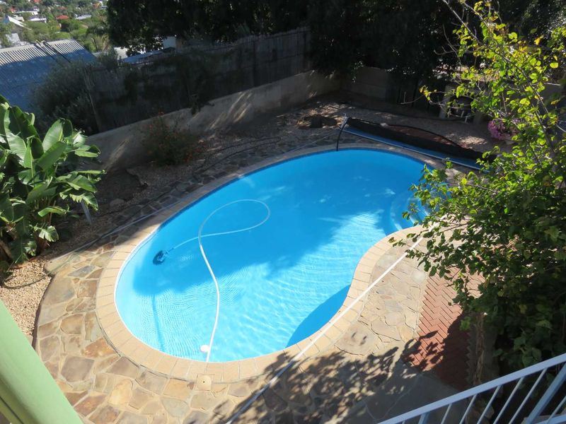 Spacious 4-Bed Home with Pool, Double Garage & Solar Power - Photo 1