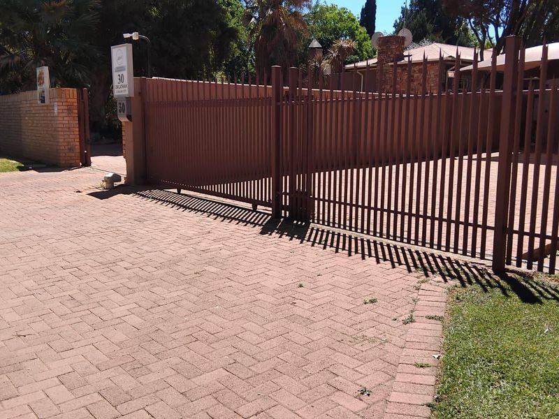 HOME AND GUEST HOUSE - Photo 5