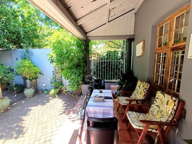 Charming 2 Bedroom Home with timeless features & modern touches - Photo 6