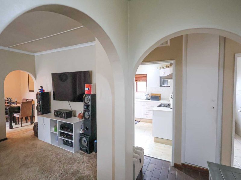 FAMILY HOME WITH INCOME-GENERATING GRANNY FLAT IN PRIME MALVERN LOCATION! - Photo 9