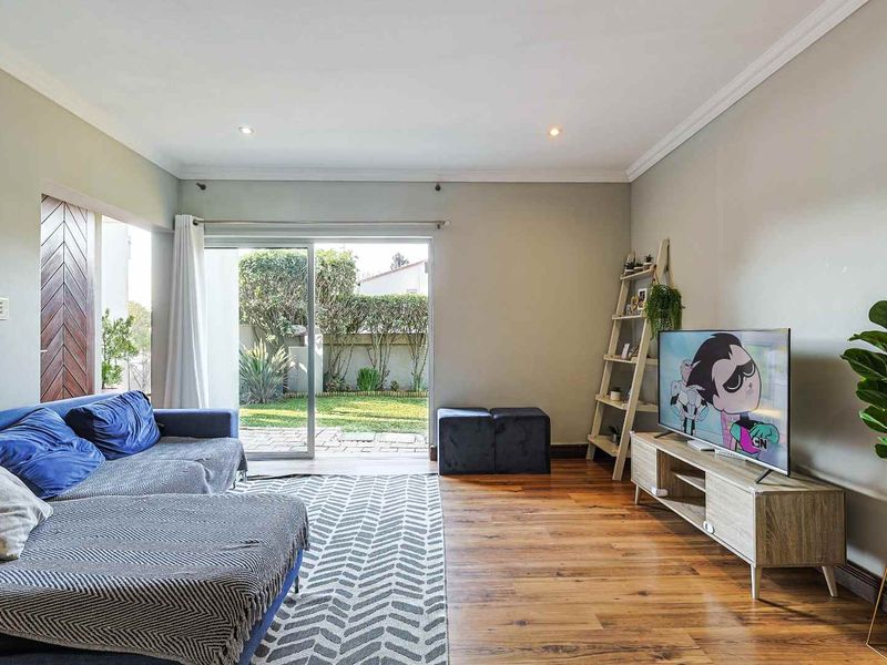 Spacious 4-Bedroom Family Home with Pool, Entertainment Patio & Pet-Friendly Garden - Photo 5