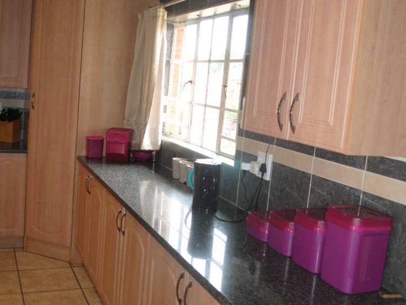 Lovely Neat Modern face brick home (Exceptional value in a sought-after area) - Photo 10