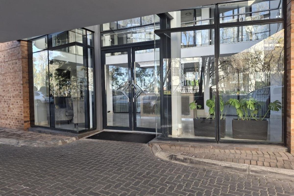 A MAGNIFICENT TWO BEDROOM FURNISHED GARDEN APARTMENT - Photo 4