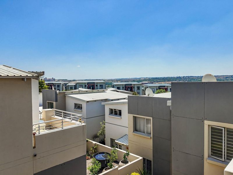 2 Bedroom Loft Apartment for Sale in Fourways - Photo 6