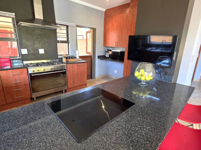 4 Bedroom 3.5 Bathroom Double Storey Family Home in Leloko - Photo 10