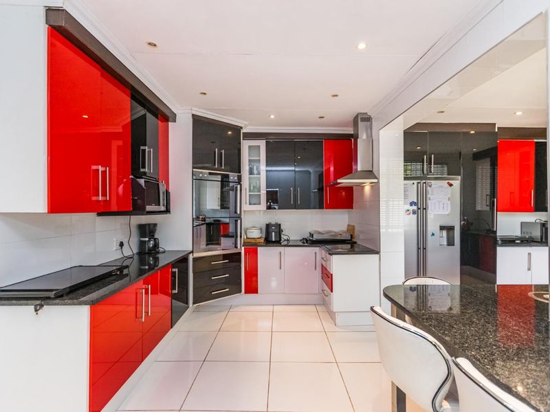 Exquisite Family Home in Sought-After Ontdekkerspark - Photo 5