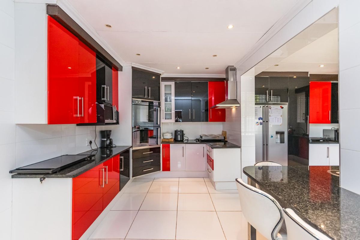 Exquisite Family Home in Sought-After Ontdekkerspark - Photo 5