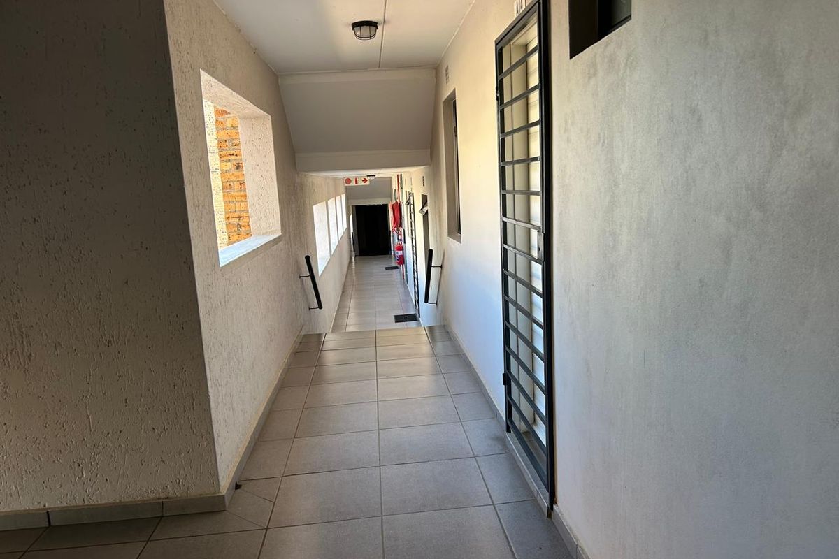 Cranes@Riverside Apartment with a balcony , 2 beds, 1 bath - Photo 4