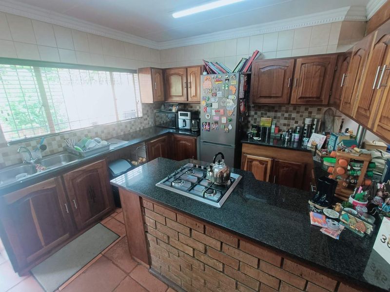 BEAUTIFUL FAMILY HOUSE FOR SALE IN ZWARTKOP!!!!!! - Photo 6