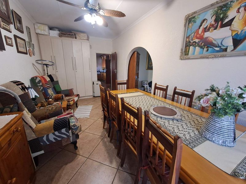 FOR SALE | SPACIOUS FAMILY HOME WITH SWIMMING POOL IN A BEAUTIFULLY ESTABLISHED GARDEN - Photo 10