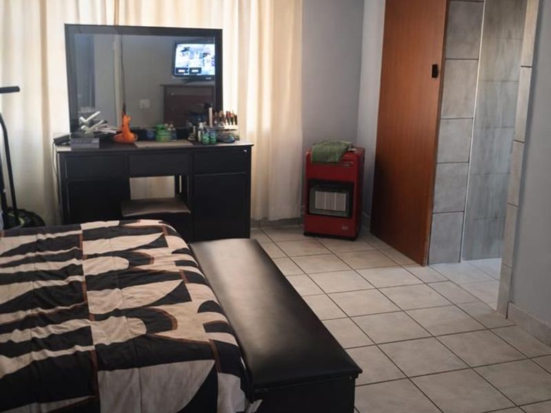 Family Home with Established Guesthouse – Great Investment Opportunity - Photo 8