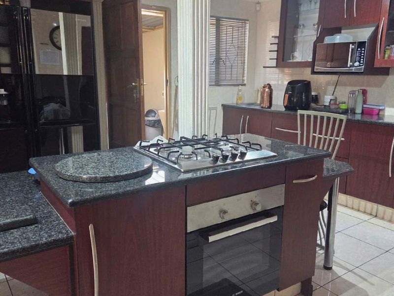 CHARMING HOME IN MAYBERRY PARK - Photo 3