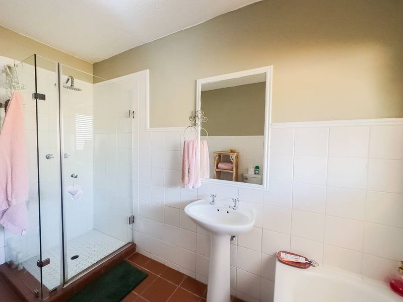 Stylish Renovated 2 Bedroom Townhouse with Stunning Garden in Equestria - Photo 10