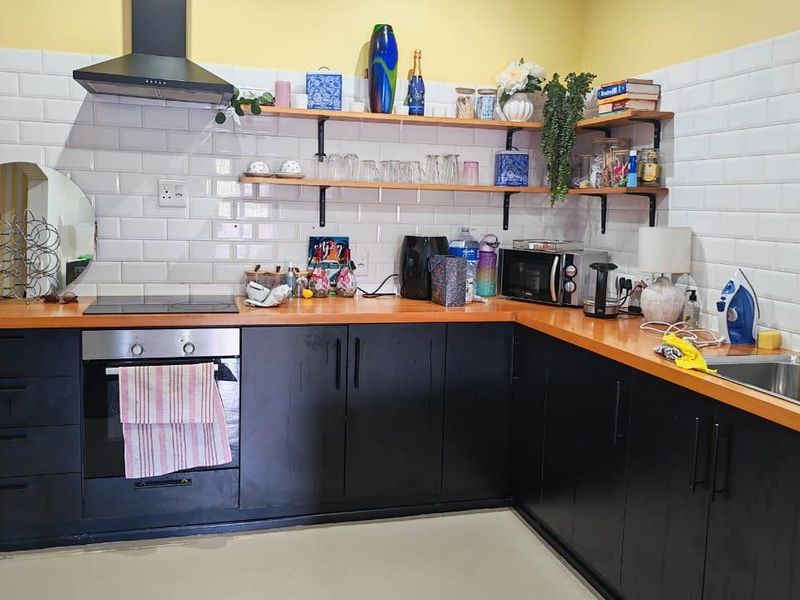 Kloof Bachelor Living - Photo 10