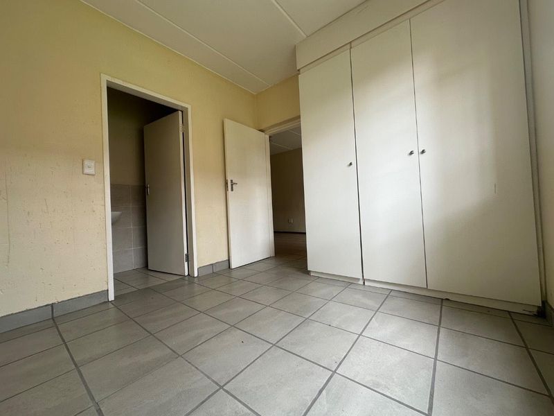 Spacious 2-Bedroom, 2-Bathroom Ground-Floor Apartment for Sale - Photo 4