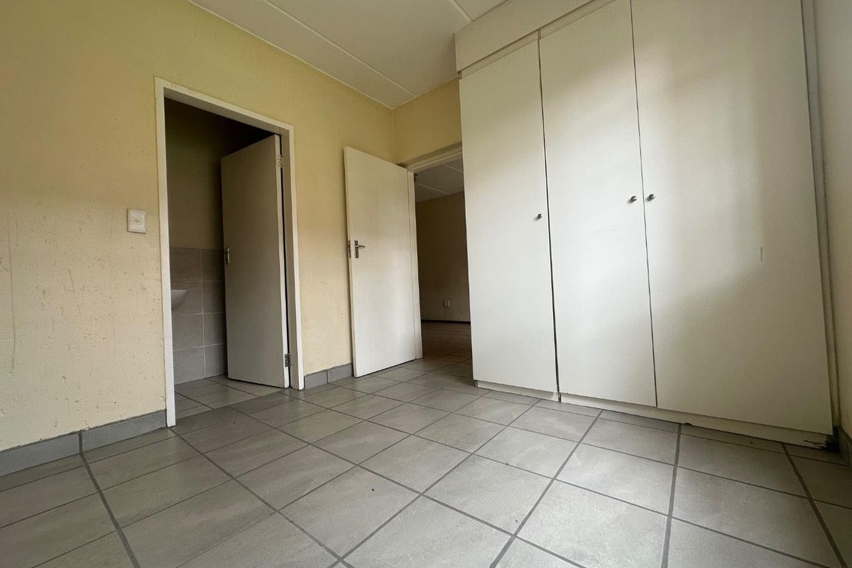 Spacious 2-Bedroom, 2-Bathroom Ground-Floor Apartment for Sale - Photo 4