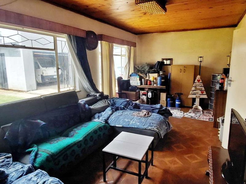 Charming Old-Style Home Space and Comfort. - Photo 9
