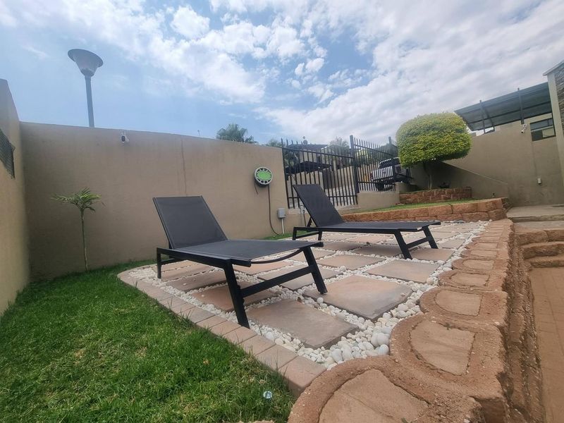 FOR SALE HENNING VILLAGE BEAUTIFUL MODERN UNIT - Photo 4