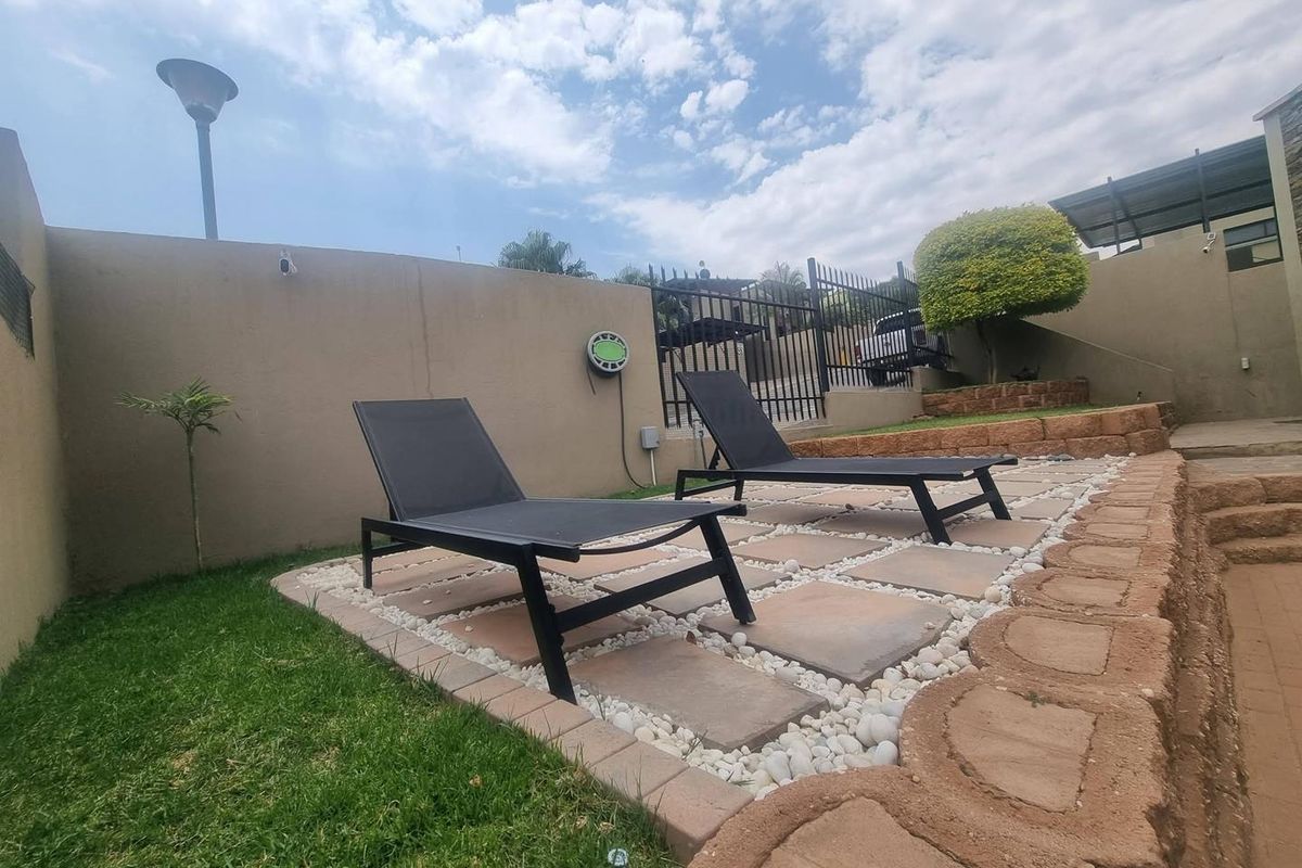 FOR SALE HENNING VILLAGE BEAUTIFUL MODERN UNIT - Photo 4