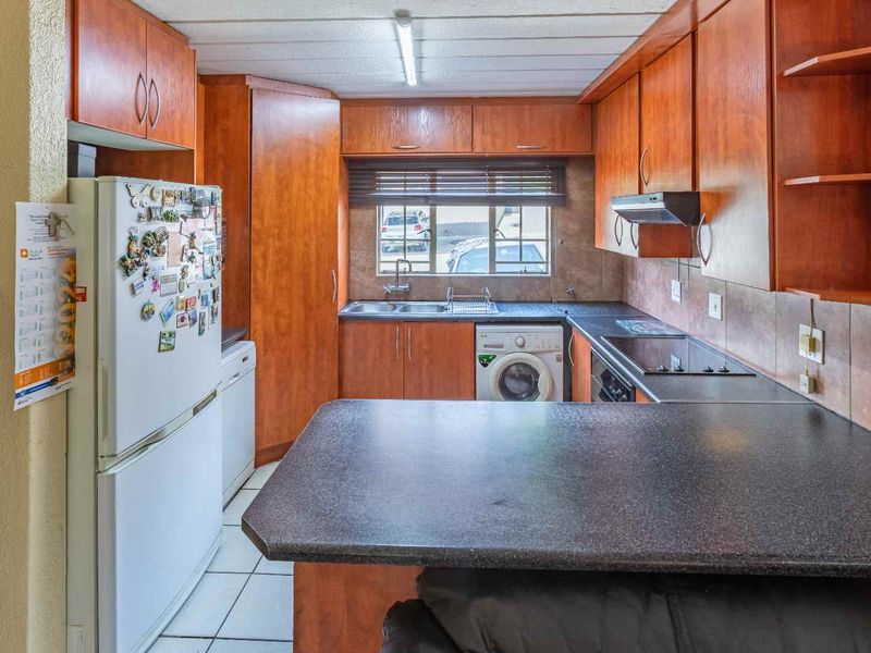 Priced to sell, offers from R875 000 will be considered. - Photo 5