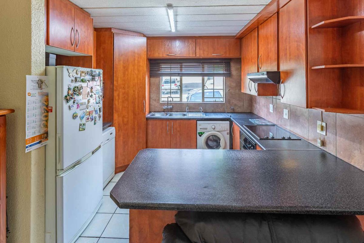 Priced to sell, offers from R875 000 will be considered. - Photo 5