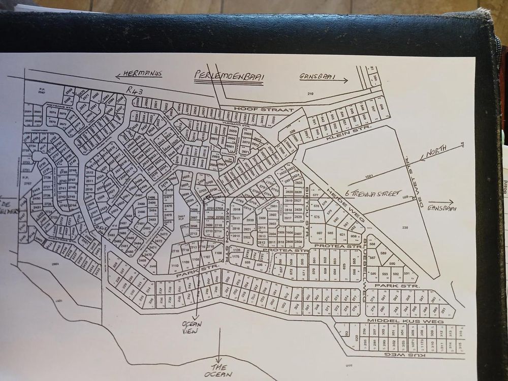 MAP of Perlemoenbaai - reflecting location of the Plot. The MAP also indicates (by means of arrows) in which direction the Sea is.