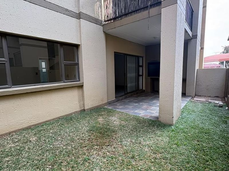 STUPENDOUS FULLY RENOVATED 2 BED 1 BATH GROUND FLOOR  APARTMENT IN THE FANTASTIC COMPLEX IN LONEHILL , FOURWAYS - Photo 7