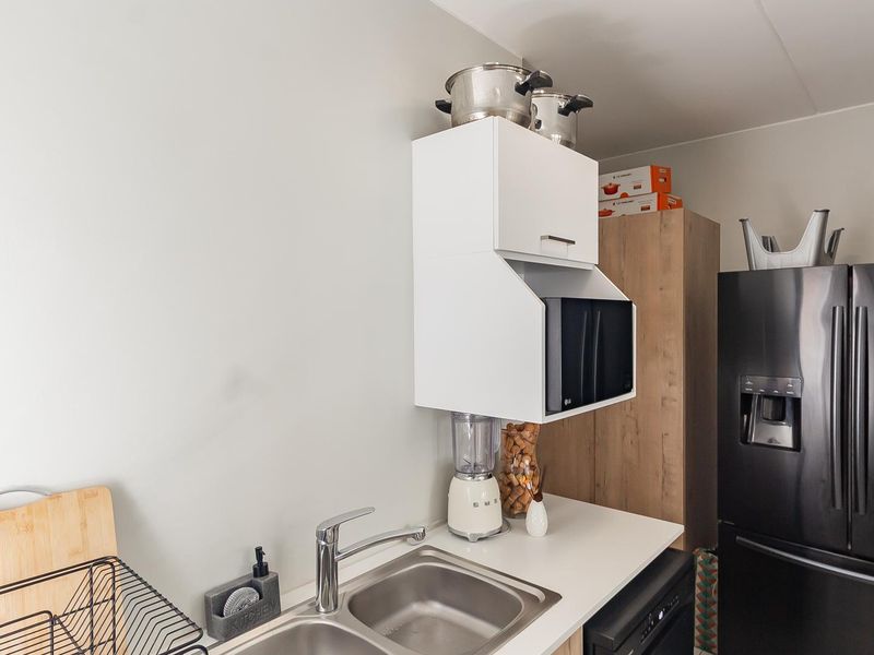 Modern 3 bedroom in a Secure and Sought-After Estate available for rent. - Photo 5