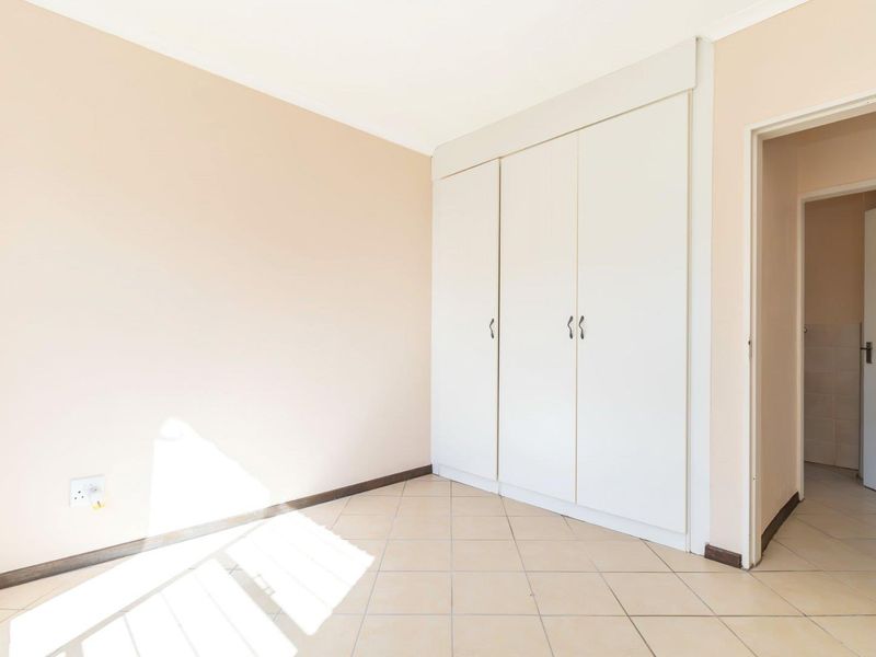 Spacious 2-Bedroom Apartment with Balcony & Amenities to Rent in Honeypark - Photo 9