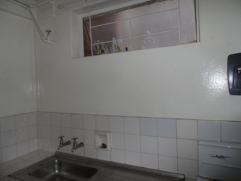 BACHELOR FLAT TO RENT IN ARCADIA - Photo 7