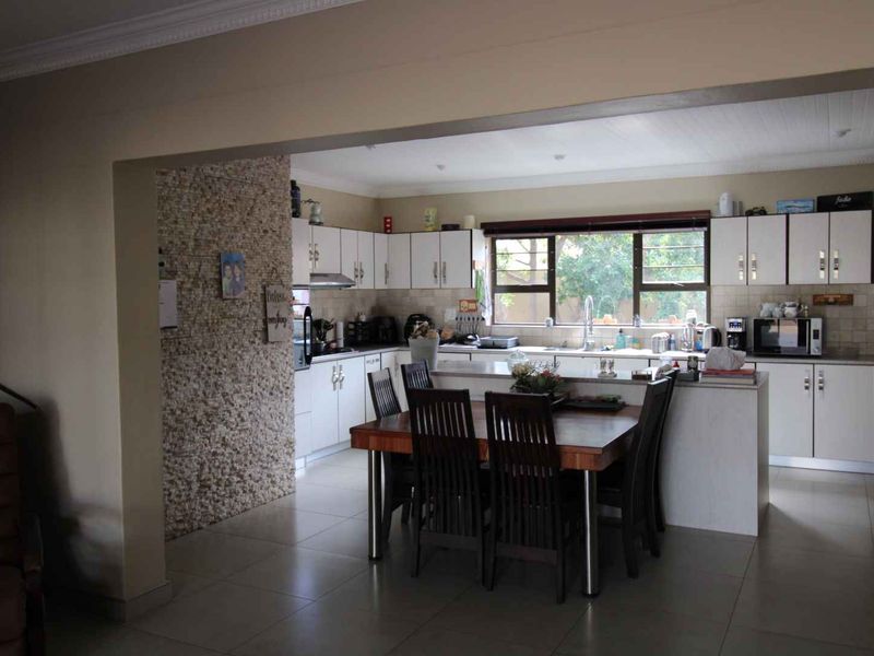 Well located Family Home in good neighbourhood on large stand! - Photo 4