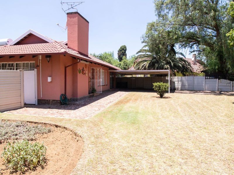 Charming Family Home with Pool & Garden in Mackenzie Park! - Photo 3